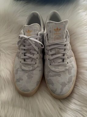 adidas women White & Light Gray Camo Low-Top Sneakers with Gold Logo